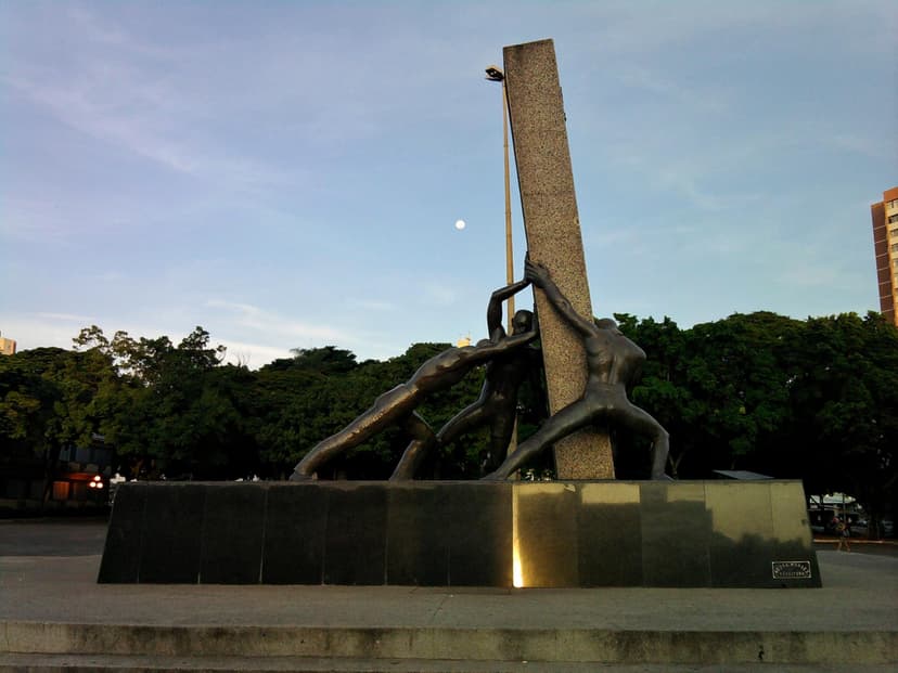 Monumento às Três Raças