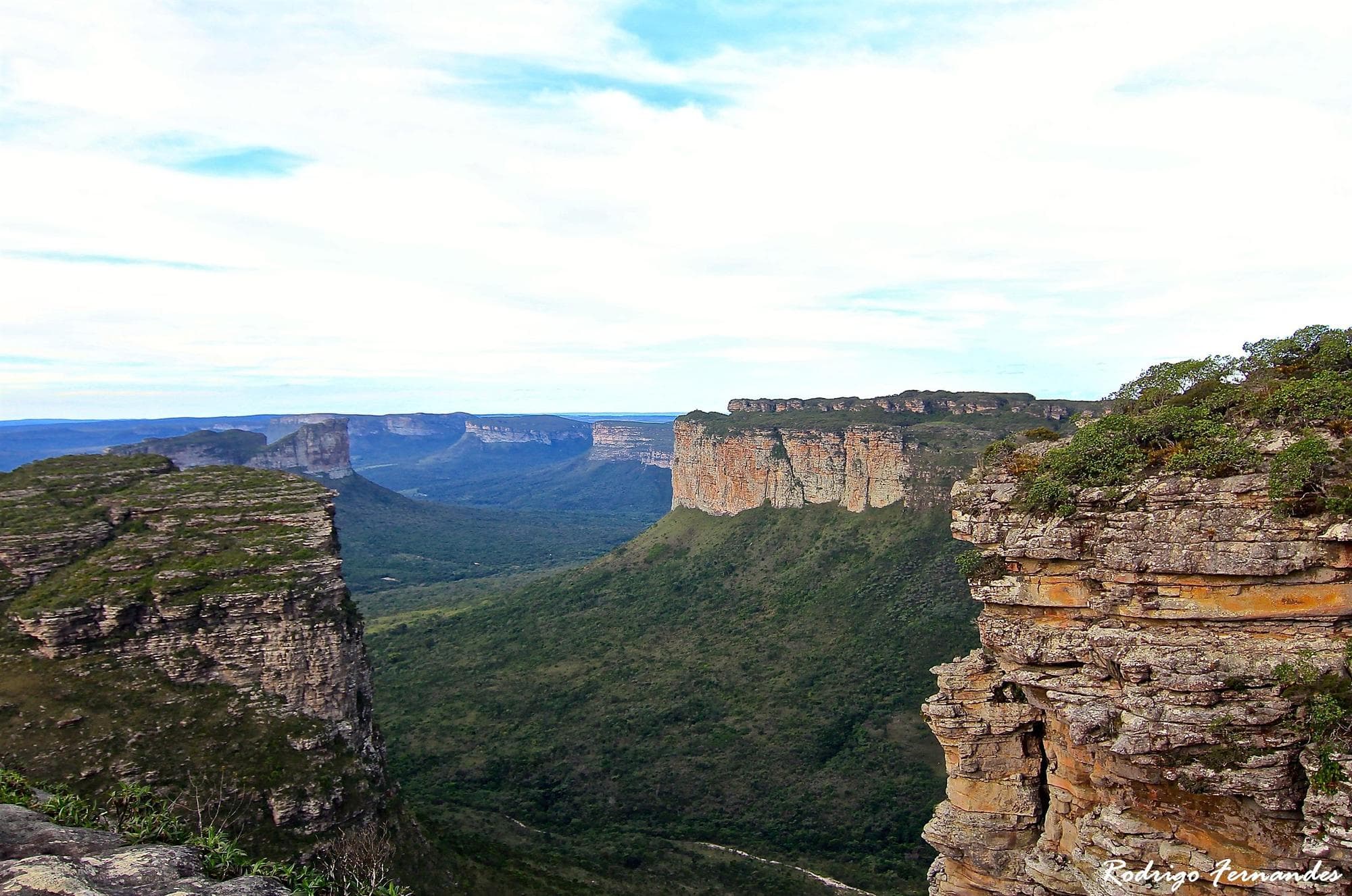 Paredões de pedra e o vale da Chapada Diamantina vistos do Morro do Pai Inácio