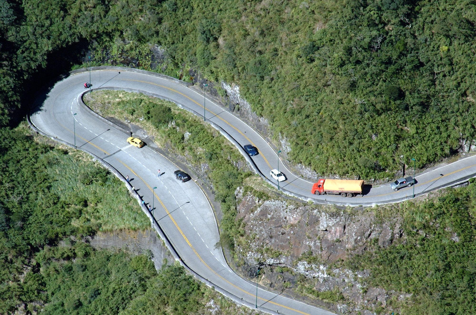 Curvas da estrada da Serra do Rio do Rastro vistas do alto, entre a mata